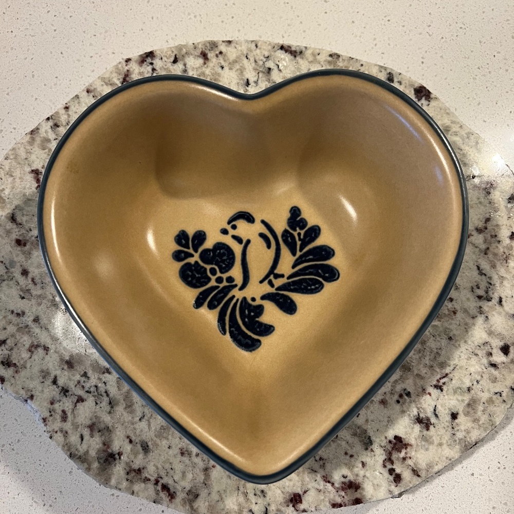 Pfaltzgraff Vintage USA Folk Art Heart Shaped Bird Pattern Fruit Vegetable Bowl - Picture 2 of 5